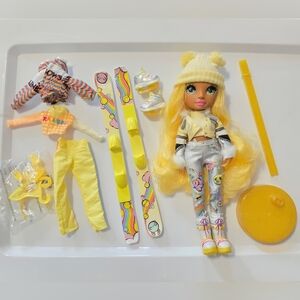 Rainbow High Winter Break Sunny Madison Fashion Doll Outfits Skis Shoes